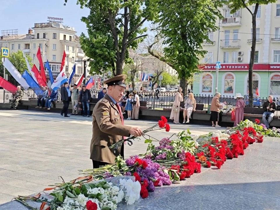 Жители Луганска возлагают цветы и празднуют день великой Победы на улицах города Жители Луганска возлагают цветы и празднуют день великой Победы на улицах города