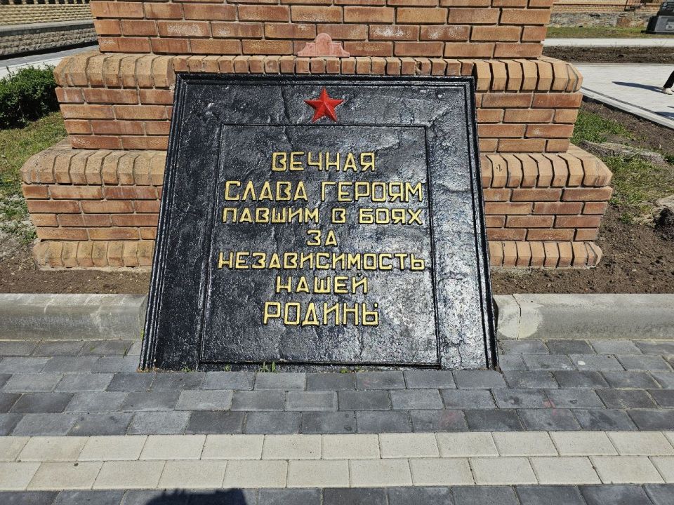 Денис Колесников: Сегодня, в День Великой Победы совместно с Главой Старобельского муниципального округа Владимиром Черневым, депутатом НС ЛНР Олегом Ковалем возложили цветы к вечному огню у Мемориала славы героев Великой... Денис Колесников: Сегодня, в День Великой Победы совместно с Главой Старобельского муниципального округа Владимиром Черневым, депутатом НС ЛНР Олегом Ковалем возложили цветы к вечному огню у Мемориала славы героев Великой...