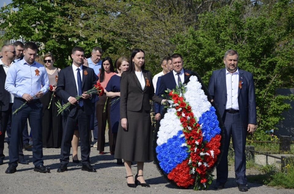 Алёна Лумеровская: В Лутугино почтили память героев Великой Отечественной войны Алёна Лумеровская: В Лутугино почтили память героев Великой Отечественной войны