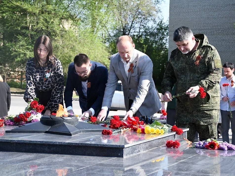 Сергей Колягин: Сразу же после церемонии поднятия копии Знамени Победы, отправились к Братской могиле советских воинов, расположенной на площади Боевой Славы в городе Первомайске Сергей Колягин: Сразу же после церемонии поднятия копии Знамени Победы, отправились к Братской могиле советских воинов, расположенной на площади Боевой Славы в городе Первомайске