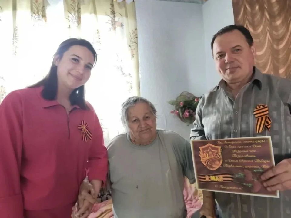 В великий праздник День Победы представители отдела по жизнеобеспечению с Новая Астрахань Кременского МО совместно с работниками сельского дома культуры поздравили ветеранов ВОВ и детей войны с праздником Великой Победы и... В великий праздник День Победы представители отдела по жизнеобеспечению с Новая Астрахань Кременского МО совместно с работниками сельского дома культуры поздравили ветеранов ВОВ и детей войны с праздником Великой Победы и...