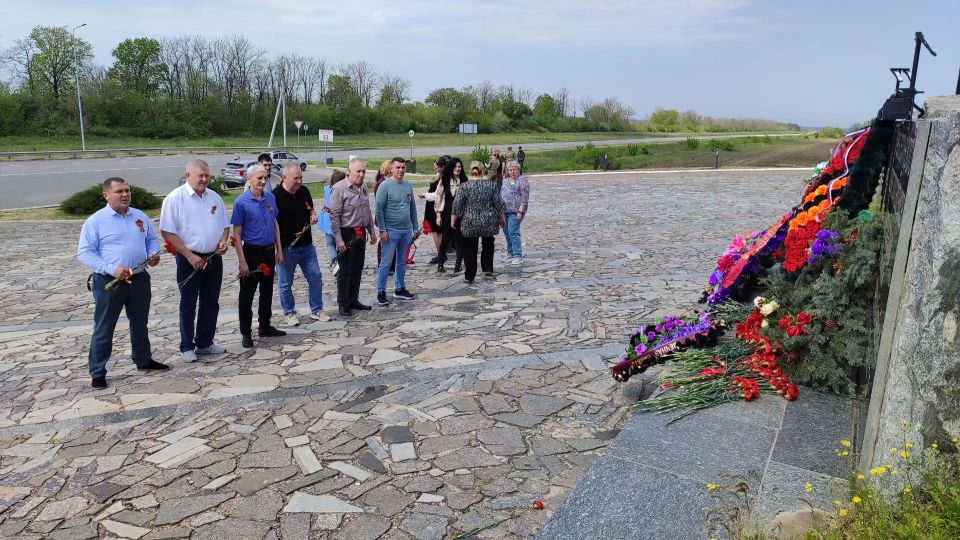 Руководство, представители администрации и профильных подразделений Луганского центра медицины катастроф почтили память воинов, павших в годы Великой Отечественной войны Руководство, представители администрации и профильных подразделений Луганского центра медицины катастроф почтили память воинов, павших в годы Великой Отечественной войны