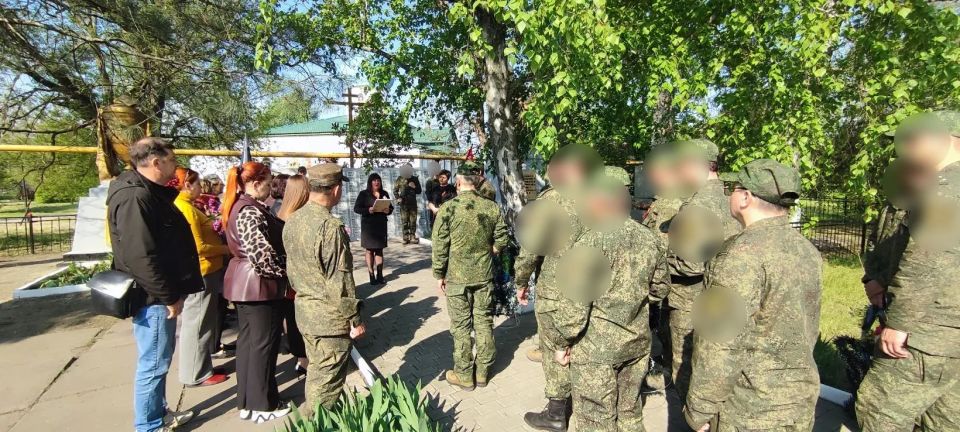 В преддверии Дня Великой Победы работники Петровского Дома культуры, совместно с Петровским ОЖО и военнослужащими, почтили память павших в Великую Отечественную войну за свободу и независимость нашей Родины минутой молчания... В преддверии Дня Великой Победы работники Петровского Дома культуры, совместно с Петровским ОЖО и военнослужащими, почтили память павших в Великую Отечественную войну за свободу и независимость нашей Родины минутой молчания...