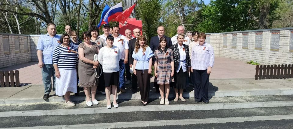 В День Победы жители Новоайдарского округа почтили память героев В День Победы жители Новоайдарского округа почтили память героев