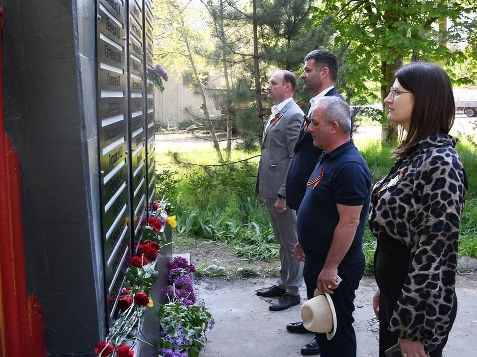 Сергей Колягин: В прошлые годы, во время мероприятий, посвящённых Дню Победы, горожане не раз обращались с просьбой восстановить памятник в честь советских воинов - шахтёров шахты имени Крупской, погибших на фронтах Великой... Сергей Колягин: В прошлые годы, во время мероприятий, посвящённых Дню Победы, горожане не раз обращались с просьбой восстановить памятник в честь советских воинов - шахтёров шахты имени Крупской, погибших на фронтах Великой...