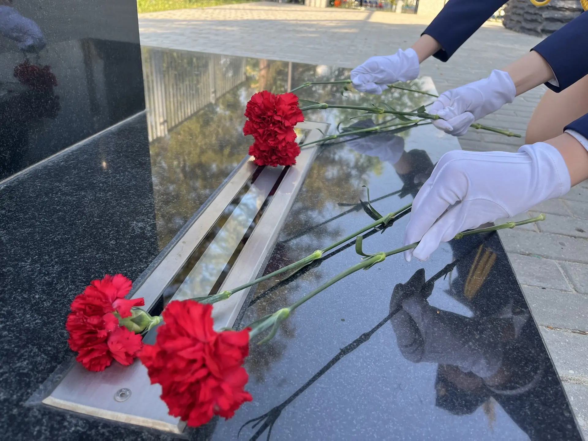 В 81-ю годовщину Великой Победы офицеры Следственного управления Следственного комитета России по Луганской Народной Республике приняли участие в памятных мероприятиях и почтили подвиг фронтовиков В 81-ю годовщину Великой Победы офицеры Следственного управления Следственного комитета России по Луганской Народной Республике приняли участие в памятных мероприятиях и почтили подвиг фронтовиков