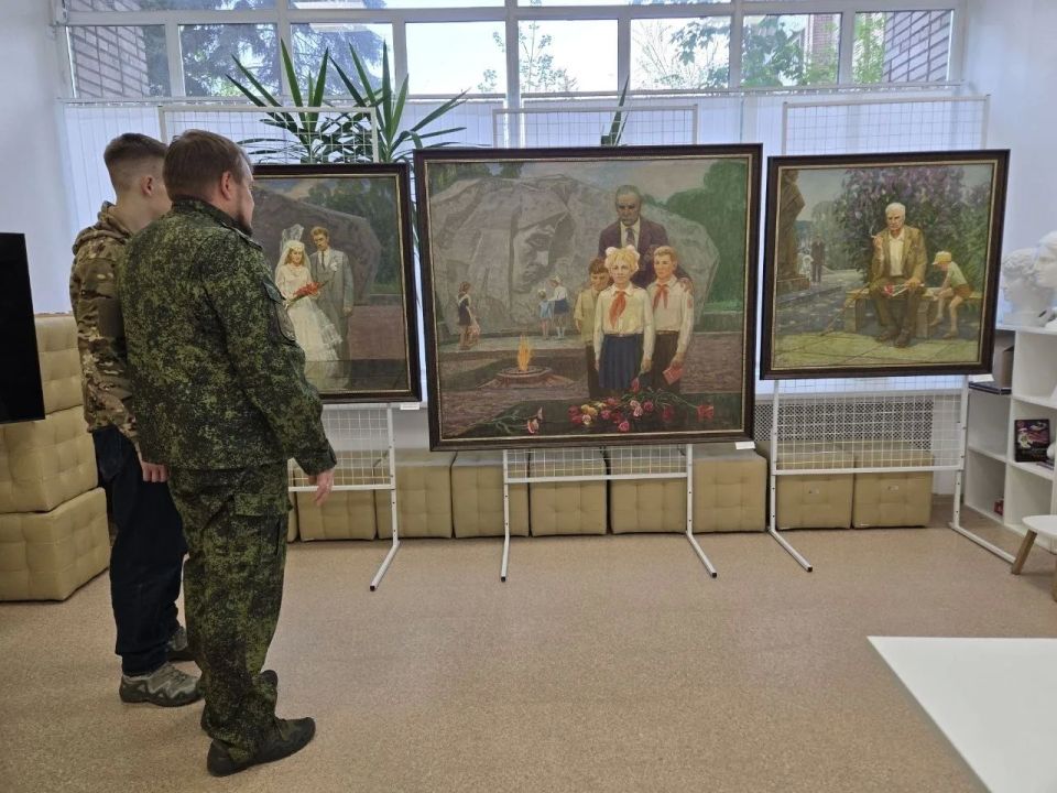 Денис Колесников: Вместе с сыном посетил региональную художественную выставку картин, приуроченную ко Дню великой Победы Денис Колесников: Вместе с сыном посетил региональную художественную выставку картин, приуроченную ко Дню великой Победы
