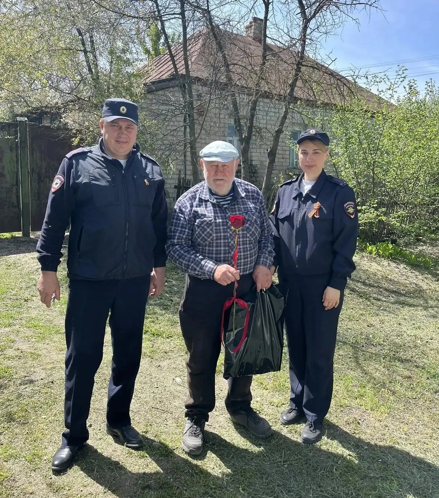 Сотрудники органов внутренних дел региона навестили ветеранов и поздравили с Днём Победы Сотрудники органов внутренних дел региона навестили ветеранов и поздравили с Днём Победы