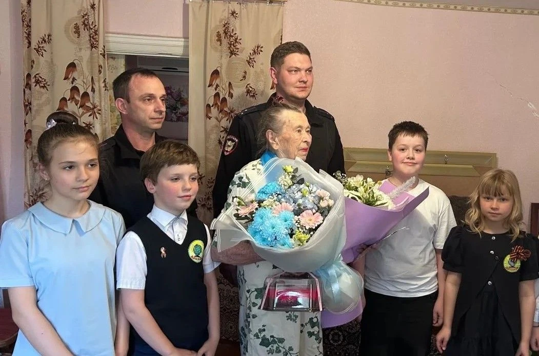 Сотрудники органов внутренних дел региона навестили ветеранов и поздравили с Днём Победы Сотрудники органов внутренних дел региона навестили ветеранов и поздравили с Днём Победы