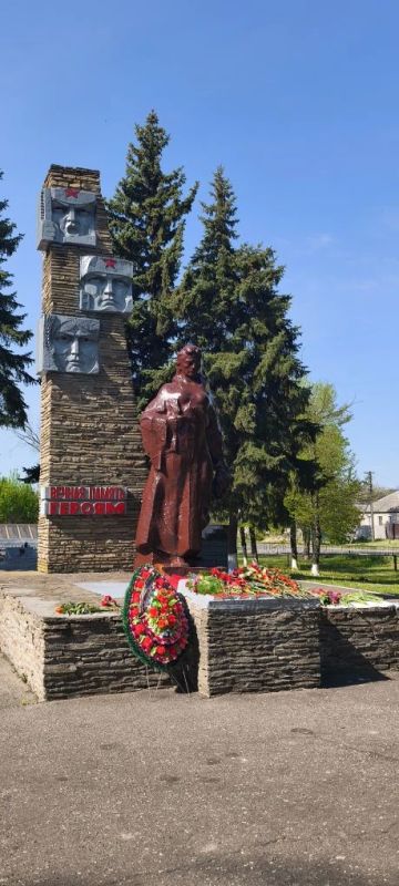 В честь 81-й годовщины Великой Победы сотрудники ОМВД России «Белокуракинский» почтили память павших героев В честь 81-й годовщины Великой Победы сотрудники ОМВД России «Белокуракинский» почтили память павших героев