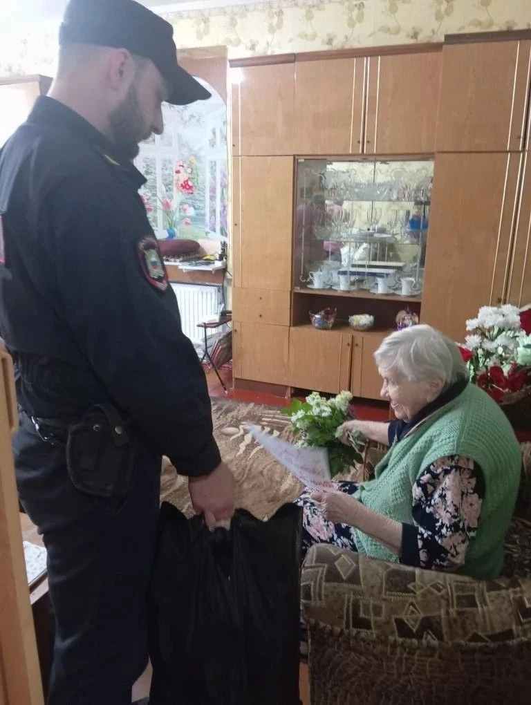 Сотрудники органов внутренних дел региона навестили ветеранов и поздравили с Днём Победы Сотрудники органов внутренних дел региона навестили ветеранов и поздравили с Днём Победы