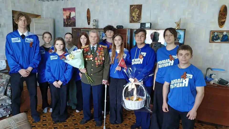 В эти дни молодогвардейцы по всей республике приезжают в гости к ветеранам В эти дни молодогвардейцы по всей республике приезжают в гости к ветеранам