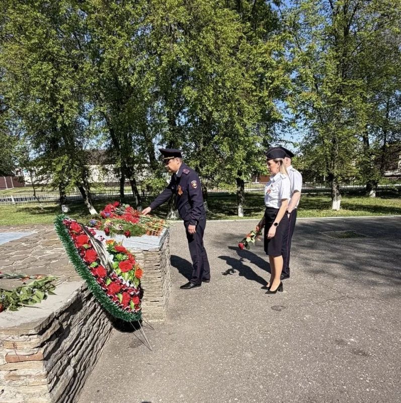 В честь 81-й годовщины Великой Победы сотрудники ОМВД России «Белокуракинский» почтили память павших героев В честь 81-й годовщины Великой Победы сотрудники ОМВД России «Белокуракинский» почтили память павших героев