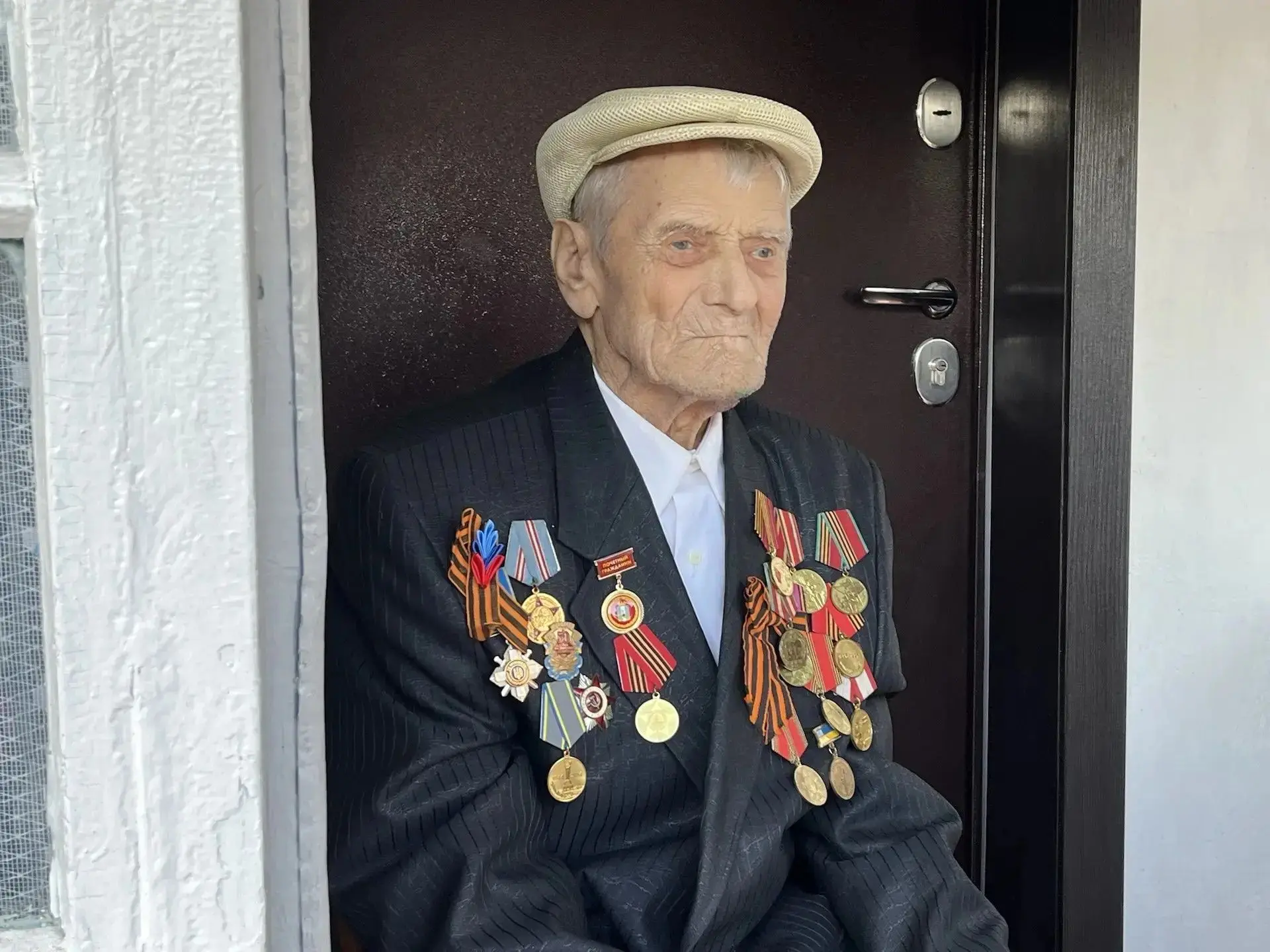 Сотрудники органов внутренних дел региона навестили ветеранов и поздравили с Днём Победы