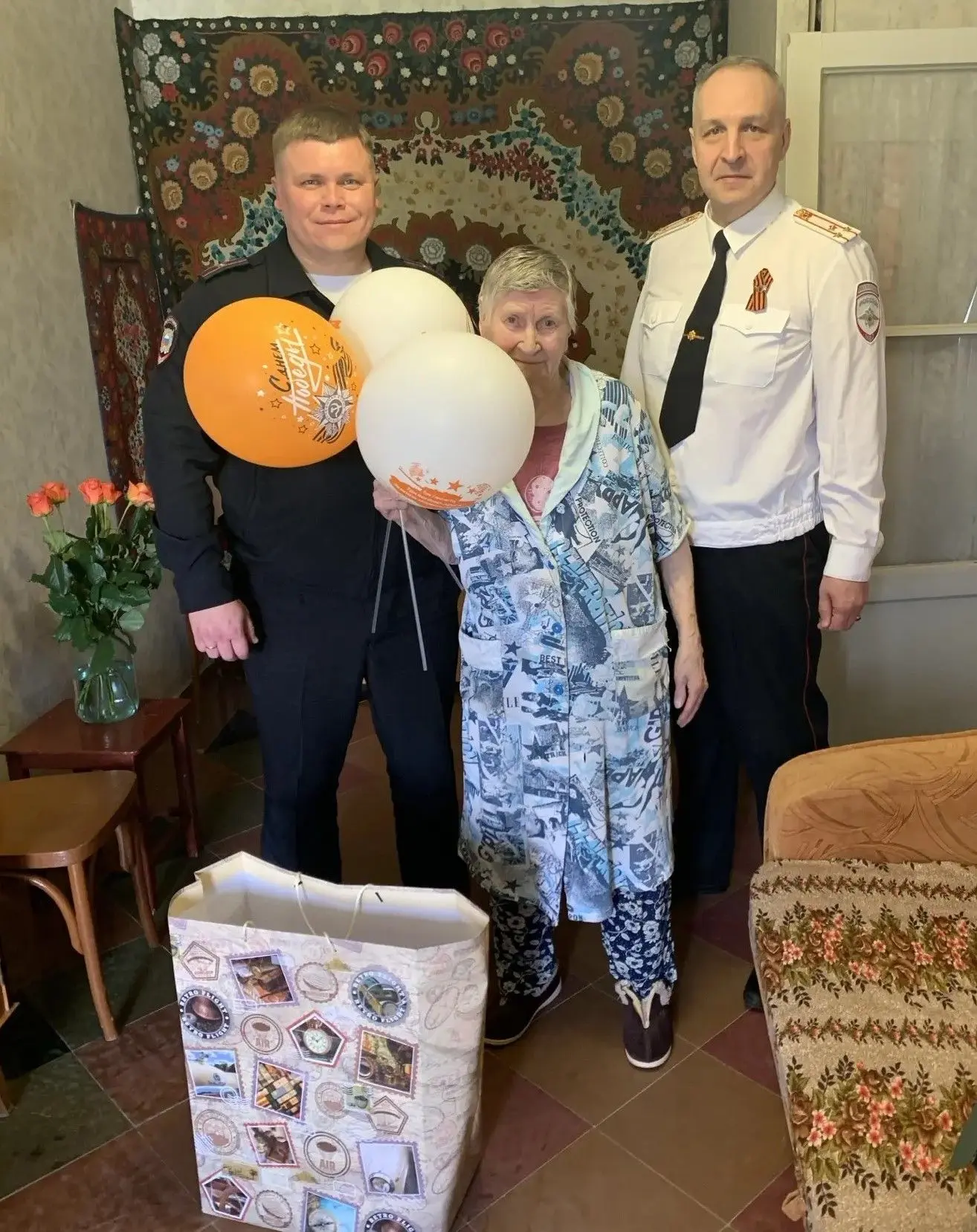 Сотрудники органов внутренних дел региона навестили ветеранов и поздравили с Днём Победы Сотрудники органов внутренних дел региона навестили ветеранов и поздравили с Днём Победы