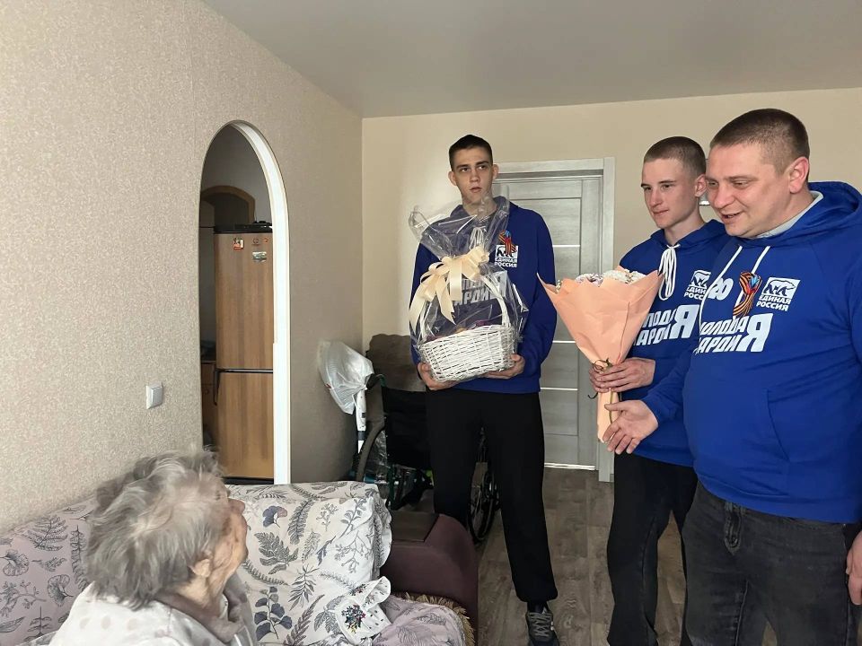 В эти дни молодогвардейцы по всей республике приезжают в гости к ветеранам В эти дни молодогвардейцы по всей республике приезжают в гости к ветеранам