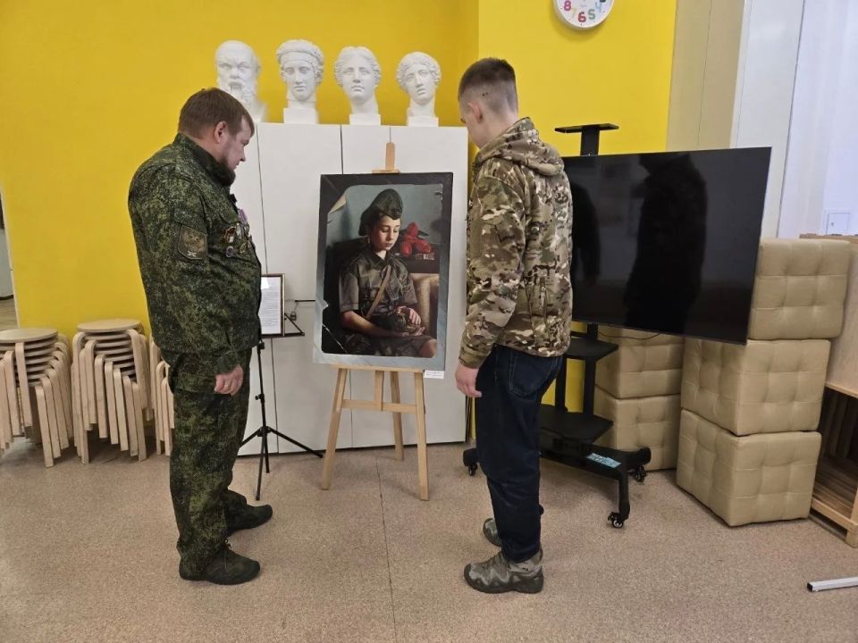 Денис Колесников: Вместе с сыном посетил региональную художественную выставку картин, приуроченную ко Дню великой Победы Денис Колесников: Вместе с сыном посетил региональную художественную выставку картин, приуроченную ко Дню великой Победы