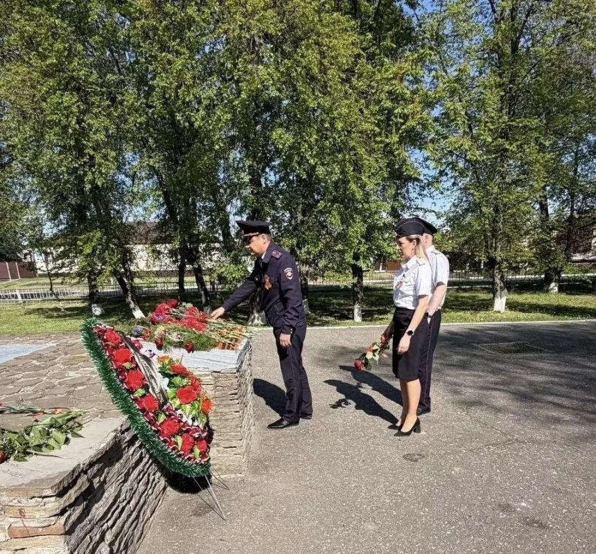 Правоохранители республики почтили память героев Великой Отечественной войны Правоохранители республики почтили память героев Великой Отечественной войны