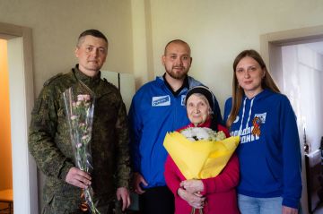 Молодогвардейцы поздравили ветеранов Великой Отечественной войны Зинаиду Фёдеровну Мамонову и Нину Владимировну Исайко с Днём Победы