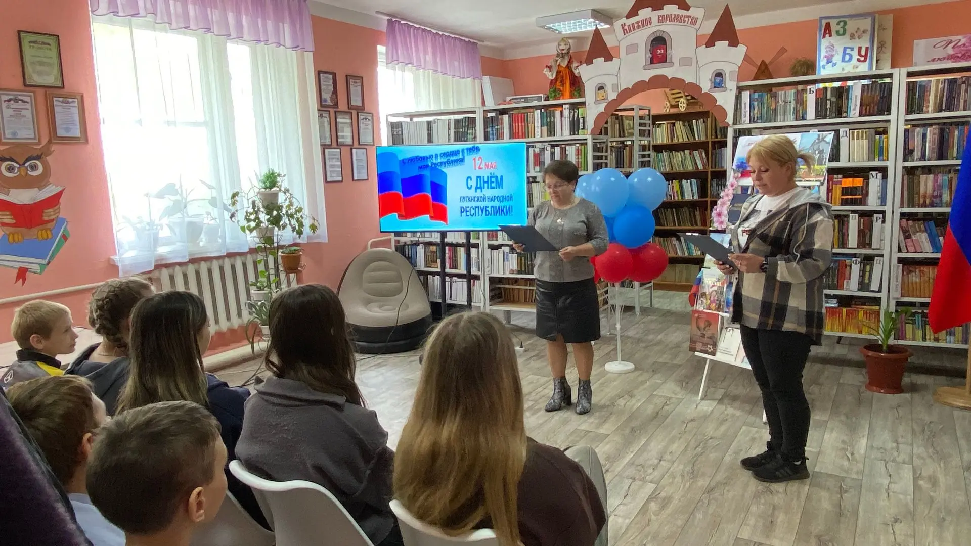 В библиотеке № 3 посёлка Червоный Прапор состоялся информационный час «С любовью в сердце к тебе, моя Республика!", посвященный Дню Республики В библиотеке № 3 посёлка Червоный Прапор состоялся информационный час «С любовью в сердце к тебе, моя Республика!", посвященный Дню Республики