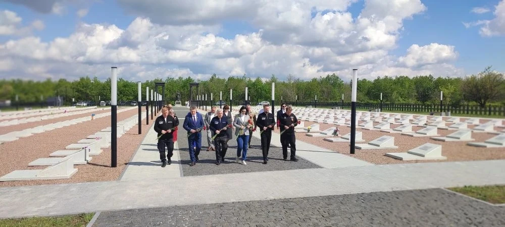 Виктор Водолацкий: Торжественные мероприятия, посвящённые 12-й годовщине образования Луганской Народной Республики начались с возложения цветов к памятным и знаковым местам Луганщины