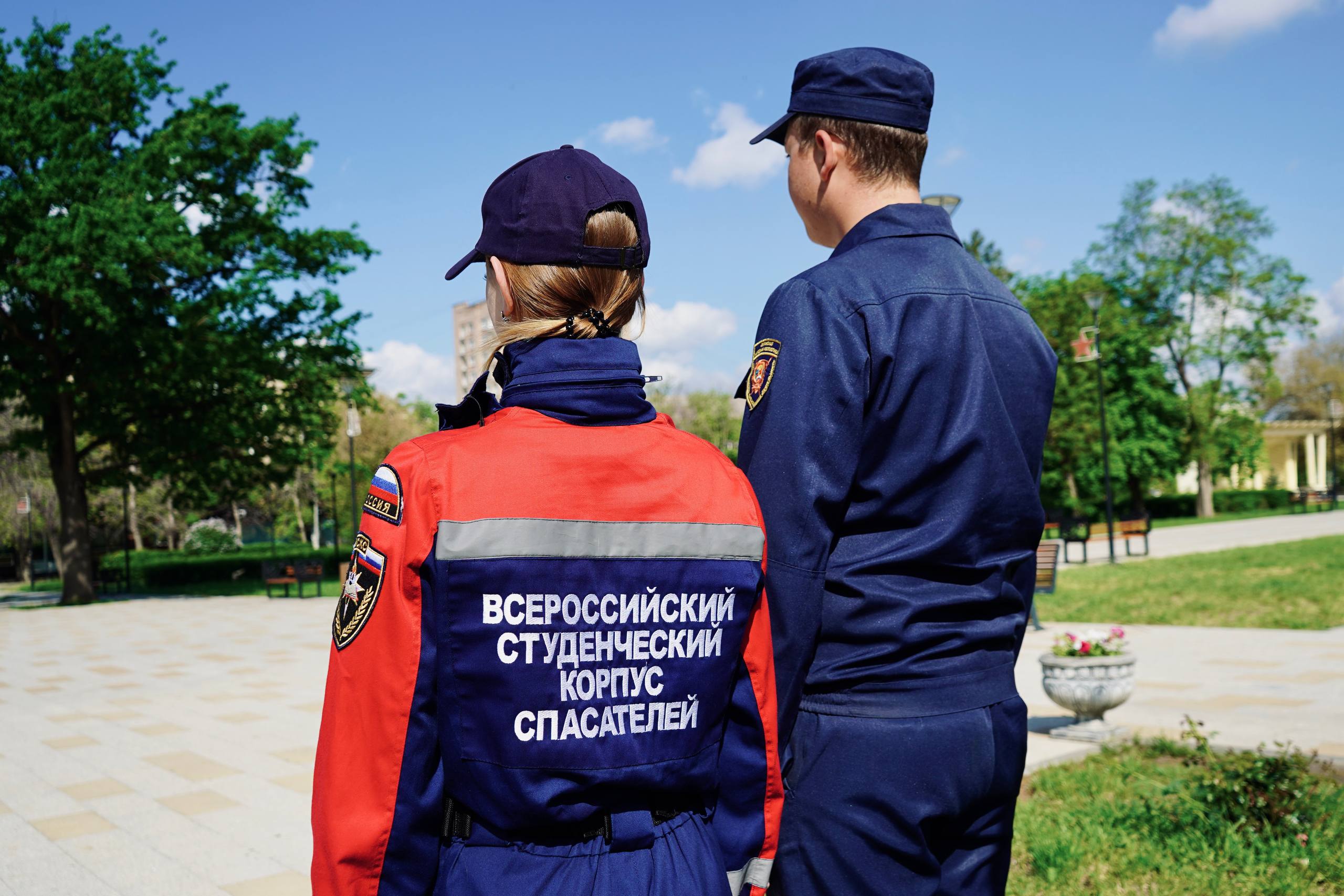 На страже вечной памяти. В День Луганской Народной Республики добровольцы Луганского регионального отделения ВСКС, Студенческого спасательного отряда «Ворошиловец» ЛГПУ и студенты Института гражданской защиты ЛГУ им. В. Даля... На страже вечной памяти. В День Луганской Народной Республики добровольцы Луганского регионального отделения ВСКС, Студенческого спасательного отряда «Ворошиловец» ЛГПУ и студенты Института гражданской защиты ЛГУ им. В. Даля...