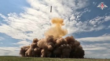 Успешное испытание ракетного комплекса «Сармат» подтвердило его уникальные возможности Мощность боезаряда в более чем четыре раза превышает самый мощный западный аналог, а суборбитальная траектория обеспечивает дальность...