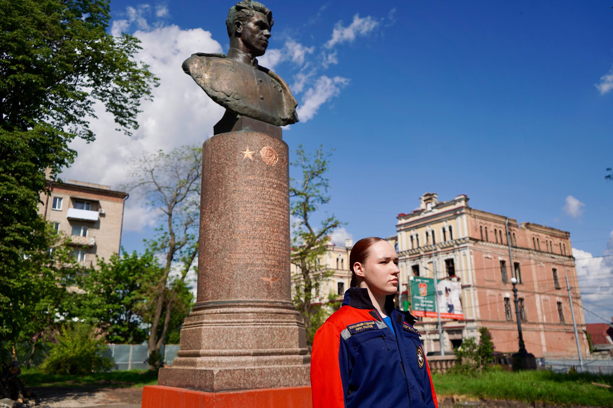 На страже вечной памяти. В День Луганской Народной Республики добровольцы Луганского регионального отделения ВСКС, Студенческого спасательного отряда «Ворошиловец» ЛГПУ и студенты Института гражданской защиты ЛГУ им. В. Даля...
