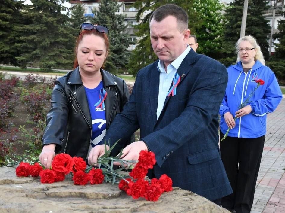 Сергей Колягин: Сразу же после поднятия флага участники церемонии прошли с площади имени Ленина к Закладному камню на месте строительства мемориального комплекса в память о погибших мирных жителях и защитниках Донбасса Сергей Колягин: Сразу же после поднятия флага участники церемонии прошли с площади имени Ленина к Закладному камню на месте строительства мемориального комплекса в память о погибших мирных жителях и защитниках Донбасса