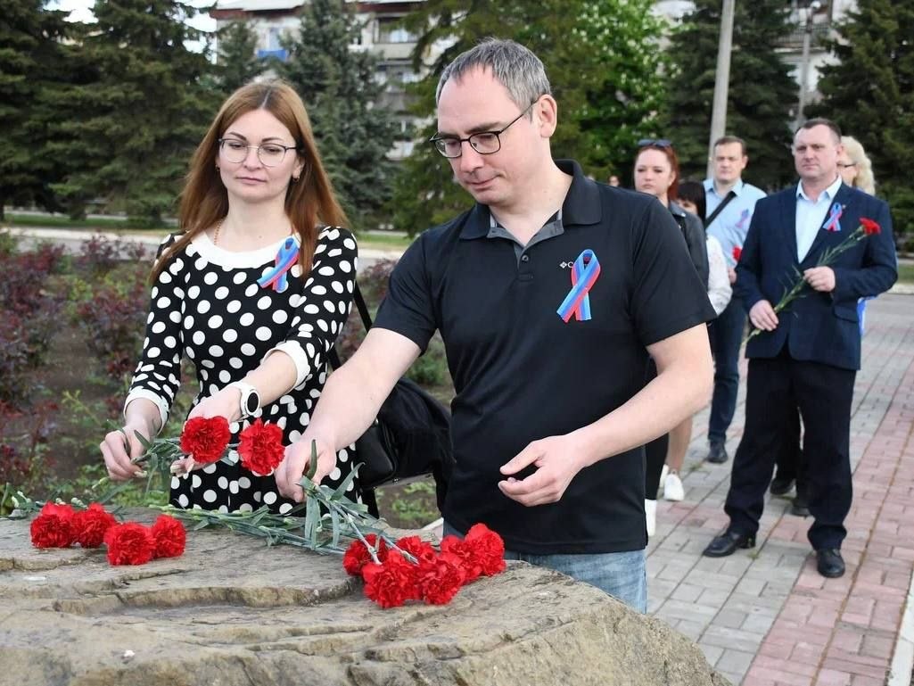 Сергей Колягин: Сразу же после поднятия флага участники церемонии прошли с площади имени Ленина к Закладному камню на месте строительства мемориального комплекса в память о погибших мирных жителях и защитниках Донбасса Сергей Колягин: Сразу же после поднятия флага участники церемонии прошли с площади имени Ленина к Закладному камню на месте строительства мемориального комплекса в память о погибших мирных жителях и защитниках Донбасса