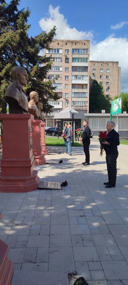 Виктор Водолацкий: Торжественные мероприятия, посвящённые 12-й годовщине образования Луганской Народной Республики начались с возложения цветов к памятным и знаковым местам Луганщины Виктор Водолацкий: Торжественные мероприятия, посвящённые 12-й годовщине образования Луганской Народной Республики начались с возложения цветов к памятным и знаковым местам Луганщины