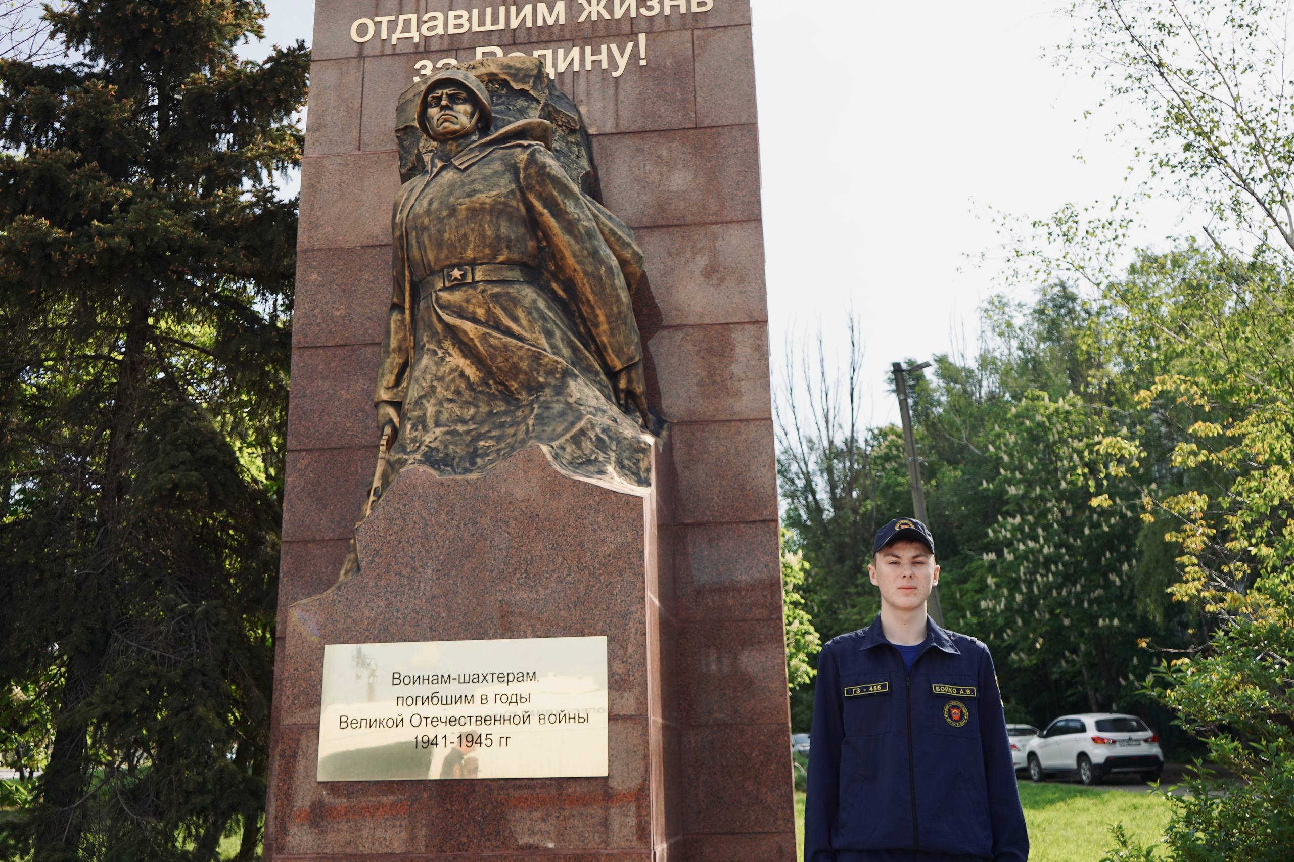 На страже вечной памяти. В День Луганской Народной Республики добровольцы Луганского регионального отделения ВСКС, Студенческого спасательного отряда «Ворошиловец» ЛГПУ и студенты Института гражданской защиты ЛГУ им. В. Даля... На страже вечной памяти. В День Луганской Народной Республики добровольцы Луганского регионального отделения ВСКС, Студенческого спасательного отряда «Ворошиловец» ЛГПУ и студенты Института гражданской защиты ЛГУ им. В. Даля...