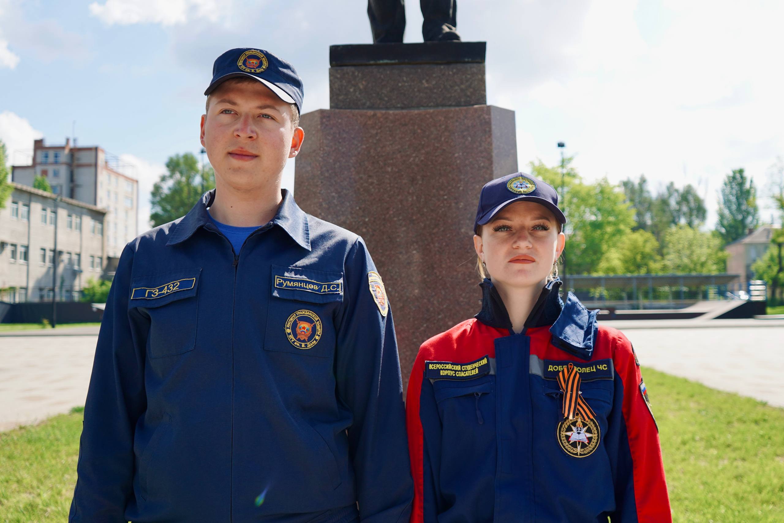 На страже вечной памяти. В День Луганской Народной Республики добровольцы Луганского регионального отделения ВСКС, Студенческого спасательного отряда «Ворошиловец» ЛГПУ и студенты Института гражданской защиты ЛГУ им. В. Даля... На страже вечной памяти. В День Луганской Народной Республики добровольцы Луганского регионального отделения ВСКС, Студенческого спасательного отряда «Ворошиловец» ЛГПУ и студенты Института гражданской защиты ЛГУ им. В. Даля...