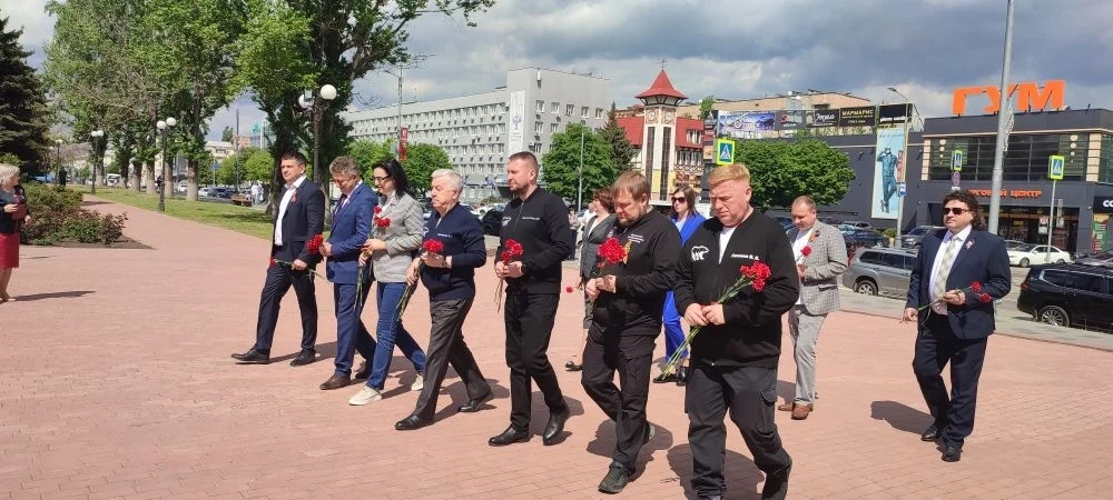 Виктор Водолацкий: Торжественные мероприятия, посвящённые 12-й годовщине образования Луганской Народной Республики начались с возложения цветов к памятным и знаковым местам Луганщины Виктор Водолацкий: Торжественные мероприятия, посвящённые 12-й годовщине образования Луганской Народной Республики начались с возложения цветов к памятным и знаковым местам Луганщины