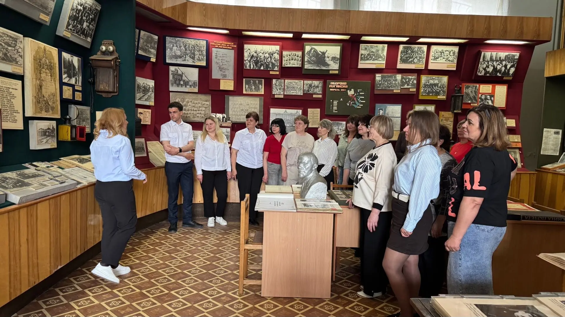 В честь празднования Дня Луганской Народной Республики работники станции Луганск посетили музей и совершили познавательную экскурсию в местный музей, посвящённый истории железнодорожной станции и развитию региона В честь празднования Дня Луганской Народной Республики работники станции Луганск посетили музей и совершили познавательную экскурсию в местный музей, посвящённый истории железнодорожной станции и развитию региона