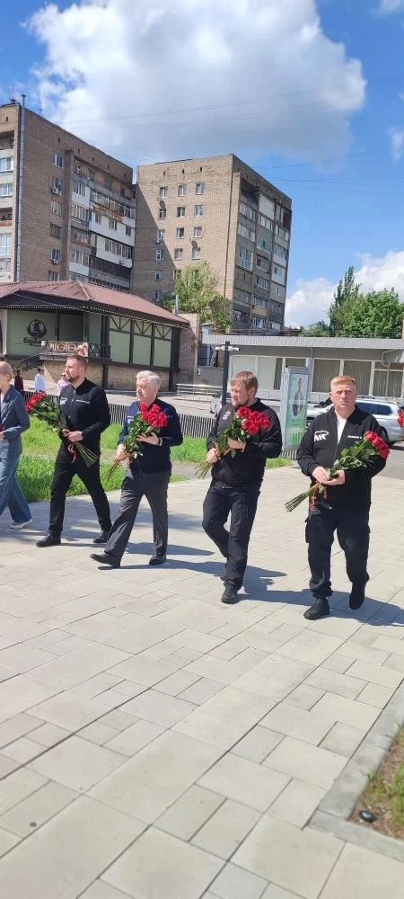 Виктор Водолацкий: Торжественные мероприятия, посвящённые 12-й годовщине образования Луганской Народной Республики начались с возложения цветов к памятным и знаковым местам Луганщины Виктор Водолацкий: Торжественные мероприятия, посвящённые 12-й годовщине образования Луганской Народной Республики начались с возложения цветов к памятным и знаковым местам Луганщины