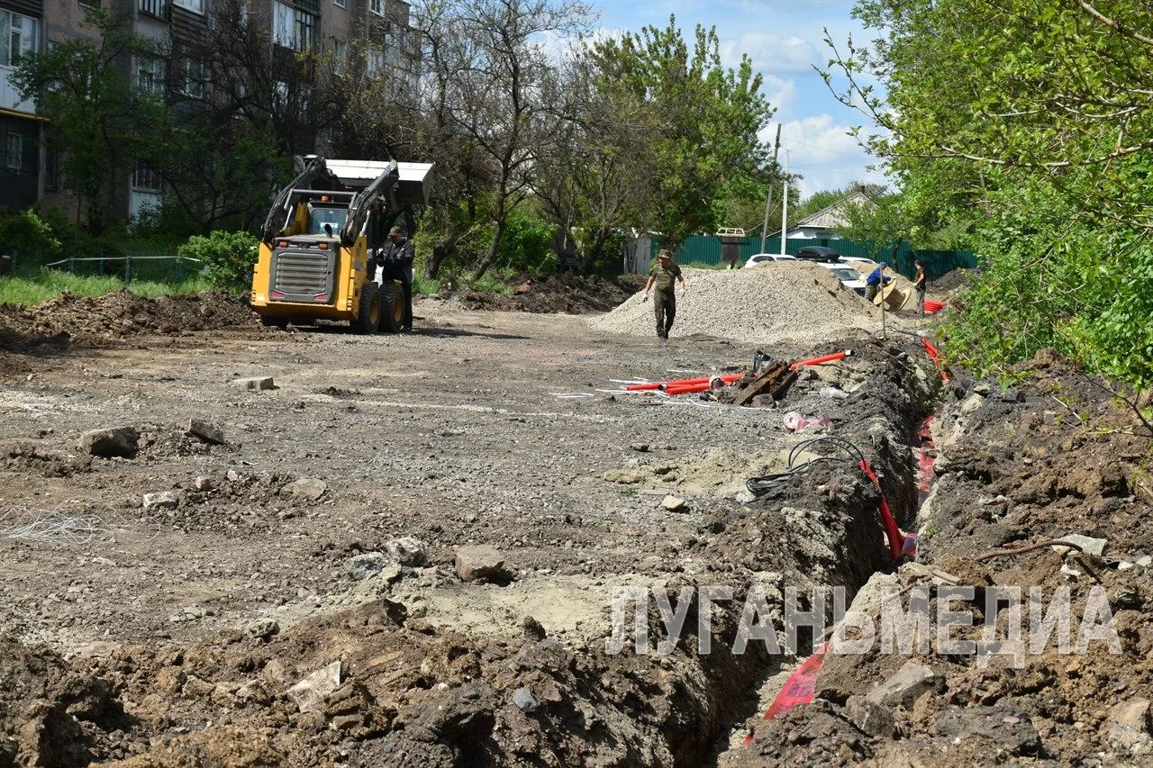 В Антраците продолжается благоустройство сквера по улице Калинина В Антраците продолжается благоустройство сквера по улице Калинина