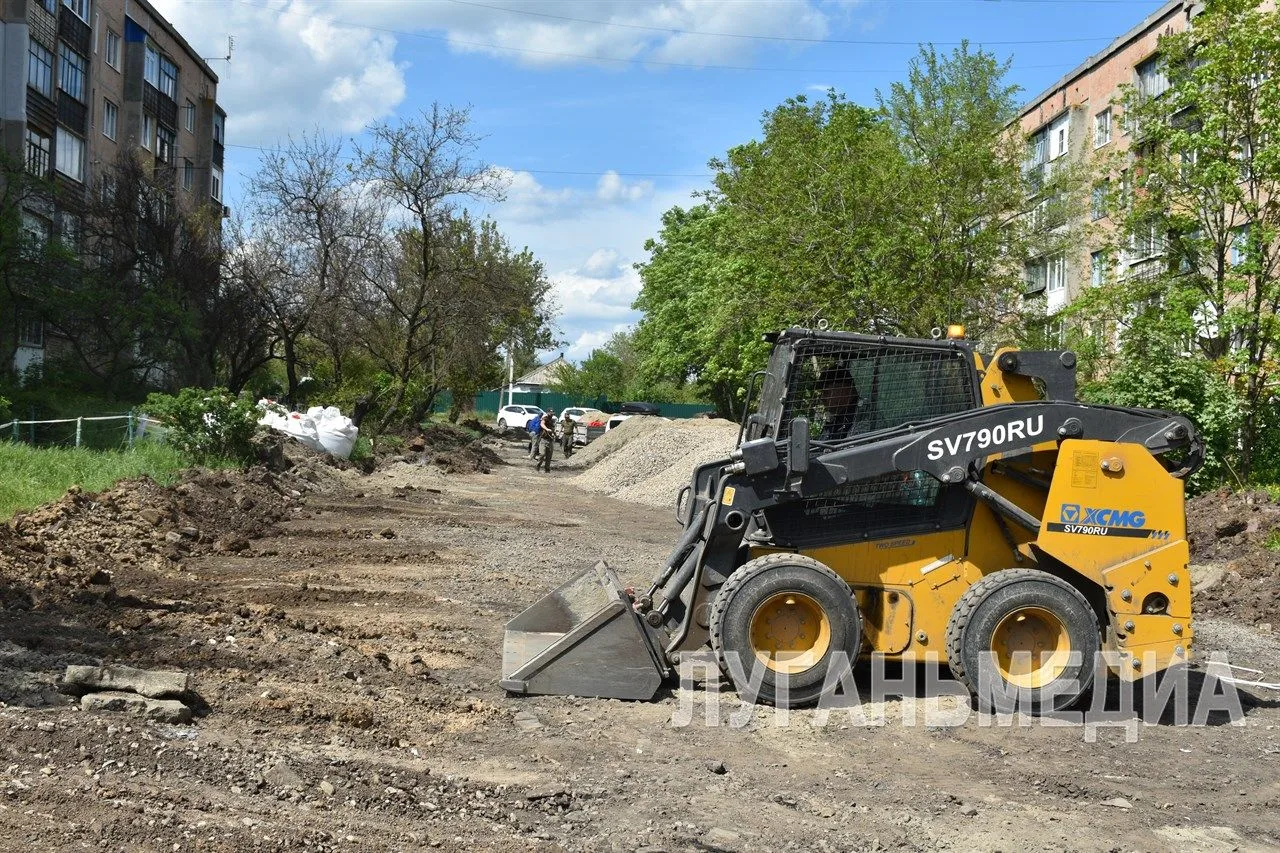 В Антраците продолжается благоустройство сквера по улице Калинина В Антраците продолжается благоустройство сквера по улице Калинина