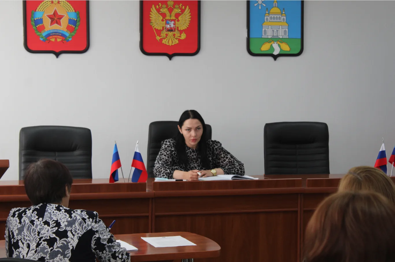 Сегодня, 13 мая 2026 года, провела плановое еженедельное аппаратное совещание с руководителями управлений и отделов администрации