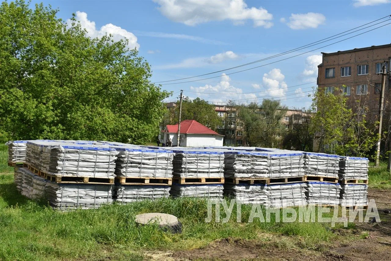 В Антраците продолжается благоустройство сквера по улице Калинина В Антраците продолжается благоустройство сквера по улице Калинина