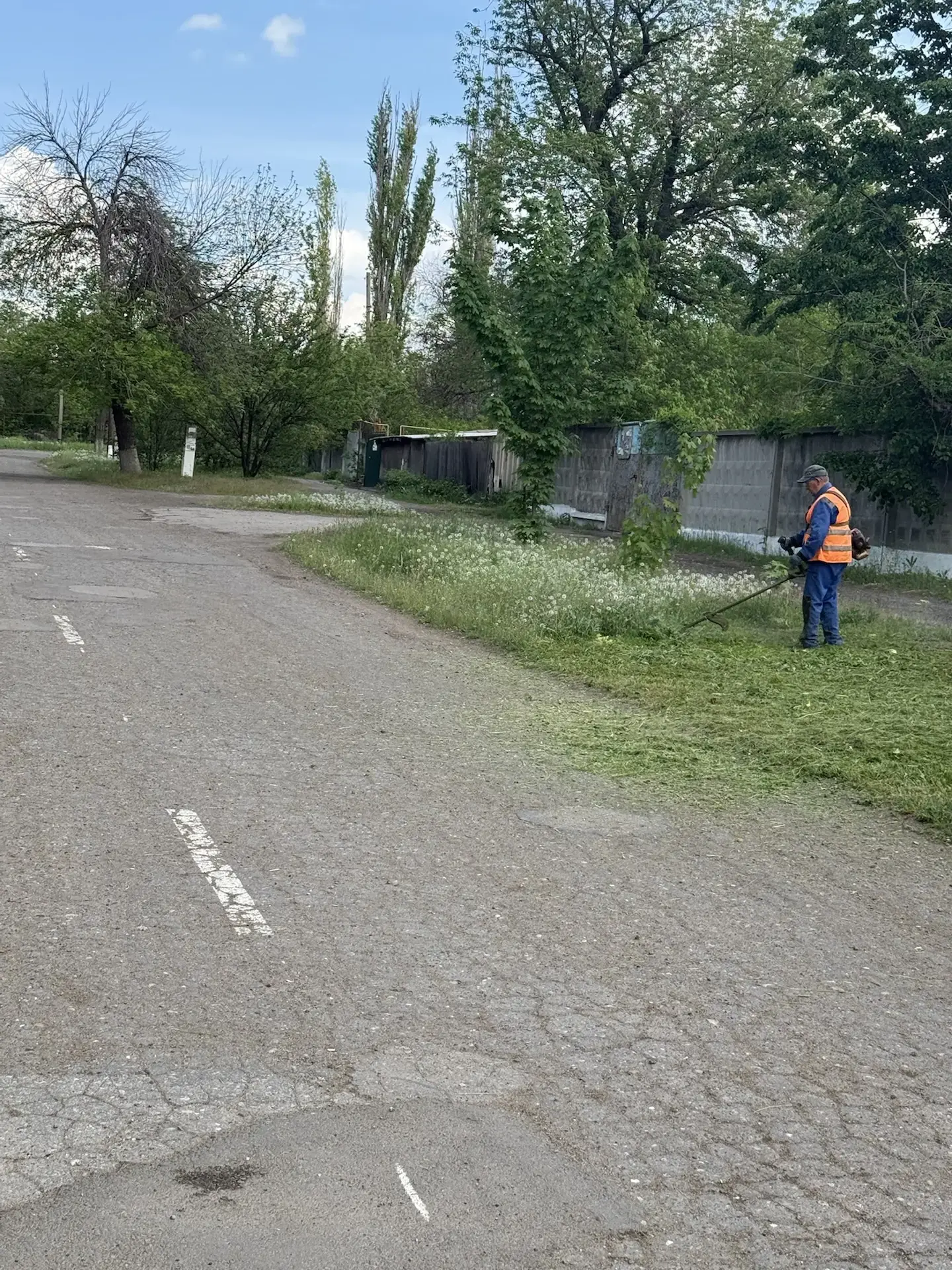 Работы по уборке городских территорий продолжаются Работы по уборке городских территорий продолжаются