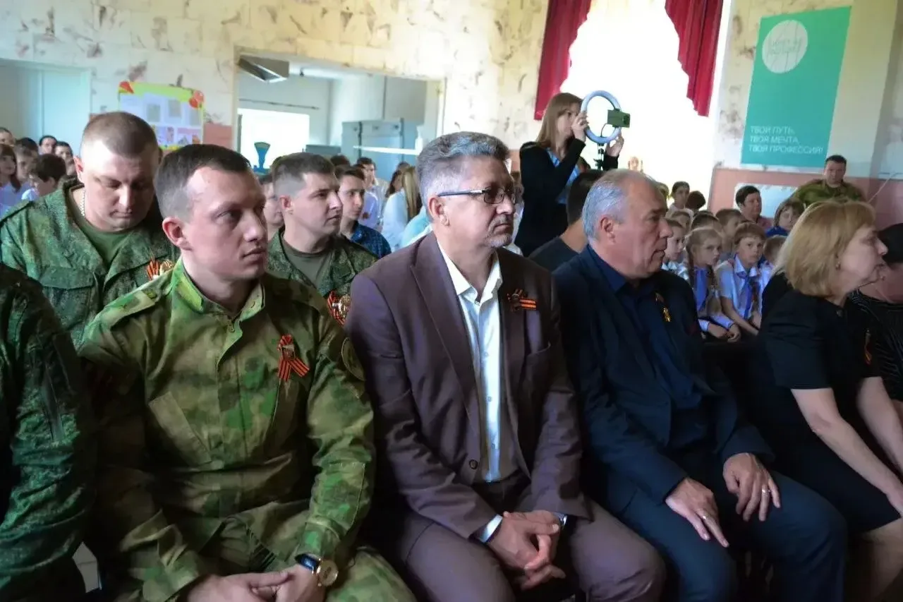 В Луганске и Новоайдаре открыли Парты Героя в честь защитников Донбасса В Луганске и Новоайдаре открыли Парты Героя в честь защитников Донбасса
