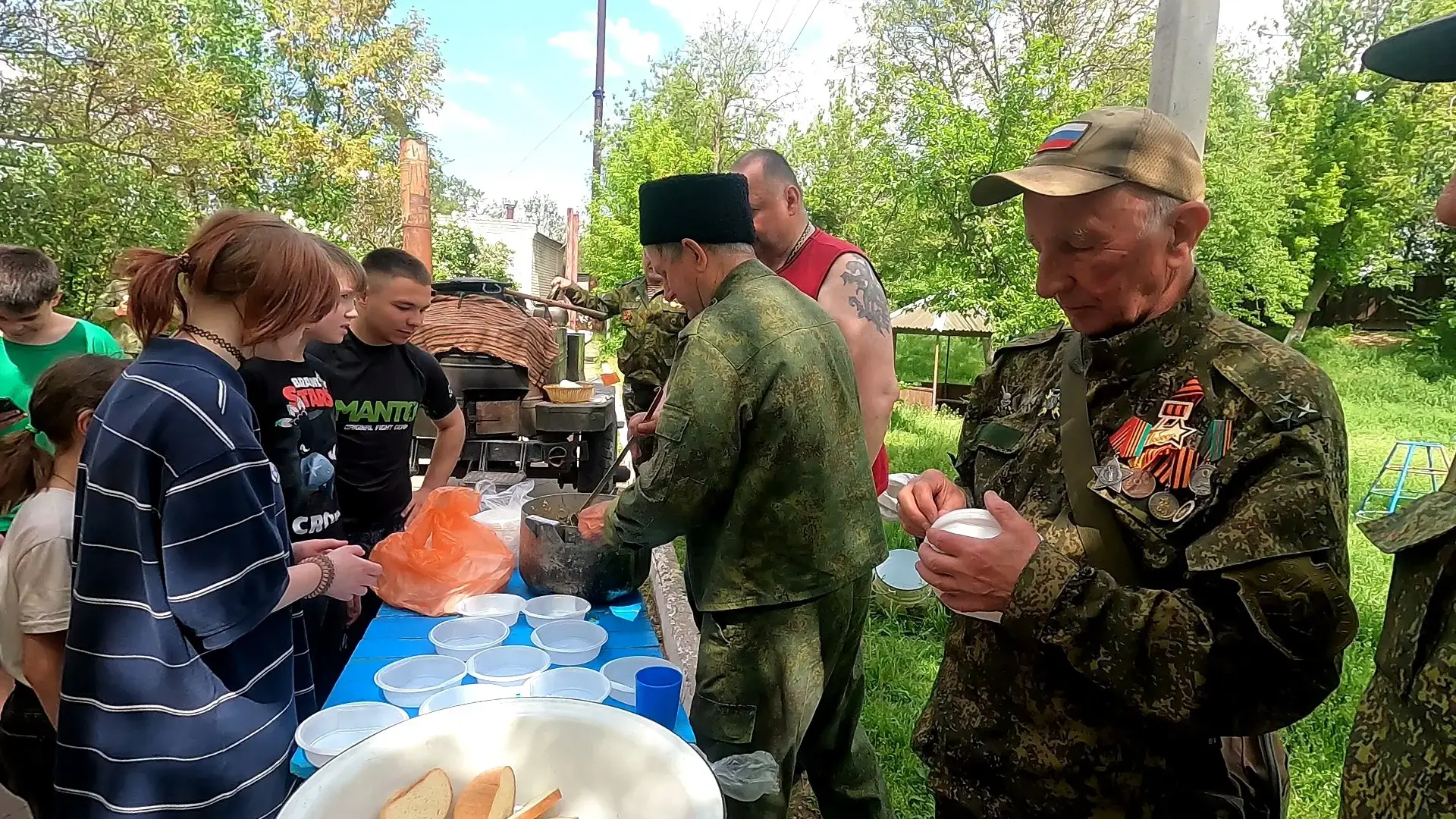 В Луганском детском доме прошёл праздник ко Дню Луганской Народной Республики В Луганском детском доме прошёл праздник ко Дню Луганской Народной Республики