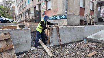 В здании Краснодонского ЗАГСа продолжаются масштабные работы по благоустройству территории и обновлению фасада