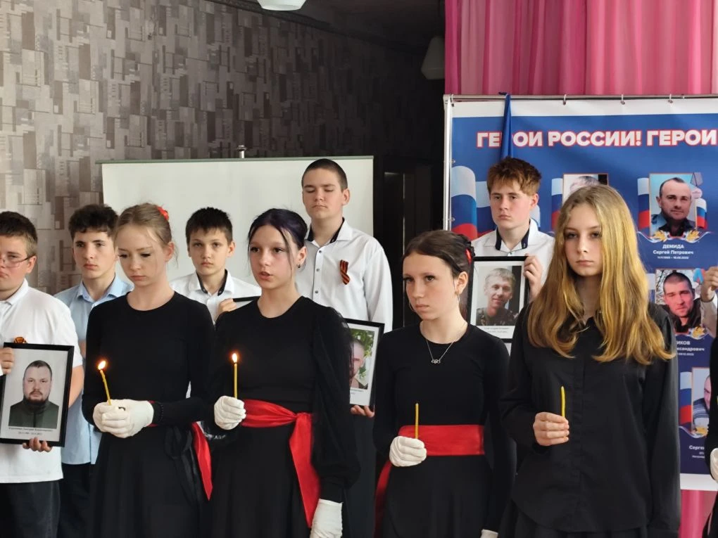 В Софиевской школе № 27 Краснолучского округа открыли Стену памяти в честь погибших выпускников В Софиевской школе № 27 Краснолучского округа открыли Стену памяти в честь погибших выпускников