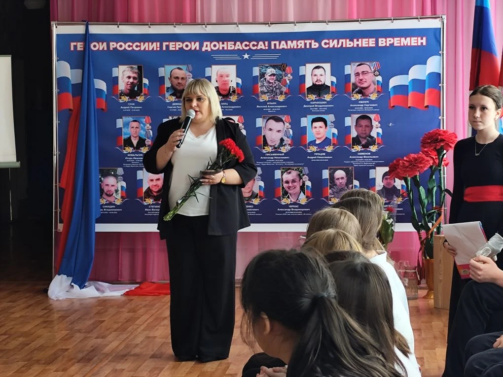 В Софиевской школе № 27 Краснолучского округа открыли Стену памяти в честь погибших выпускников В Софиевской школе № 27 Краснолучского округа открыли Стену памяти в честь погибших выпускников