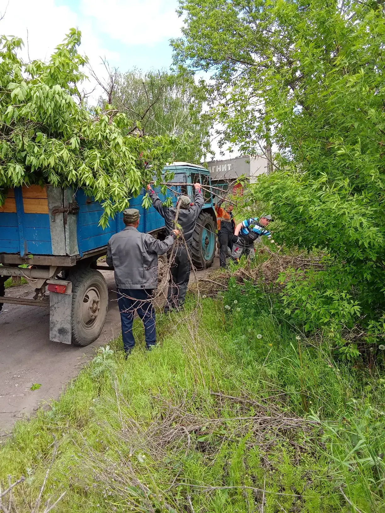 Продолжаются ежедневные работы по благоустройству и уборке городских территорий Продолжаются ежедневные работы по благоустройству и уборке городских территорий