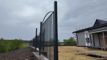 В здании патологоанатомического отделения Краснодонской центральной городской больницы продолжаются масштабные работы по благоустройству прилегающей территории
