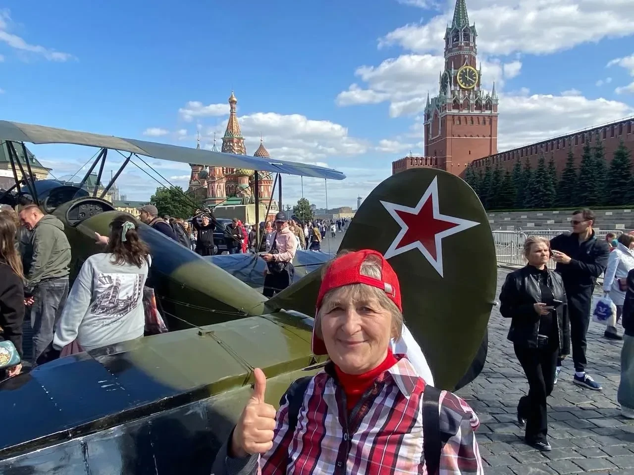 Волшебник чисел и формул.. В Станично-Луганском учебно-воспитательном комплексе «Возрождение» есть особенный человек, который превращает сложные формулы и числа в увлекательное путешествие по миру математики. Это наш учитель... Волшебник чисел и формул.. В Станично-Луганском учебно-воспитательном комплексе «Возрождение» есть особенный человек, который превращает сложные формулы и числа в увлекательное путешествие по миру математики. Это наш учитель...