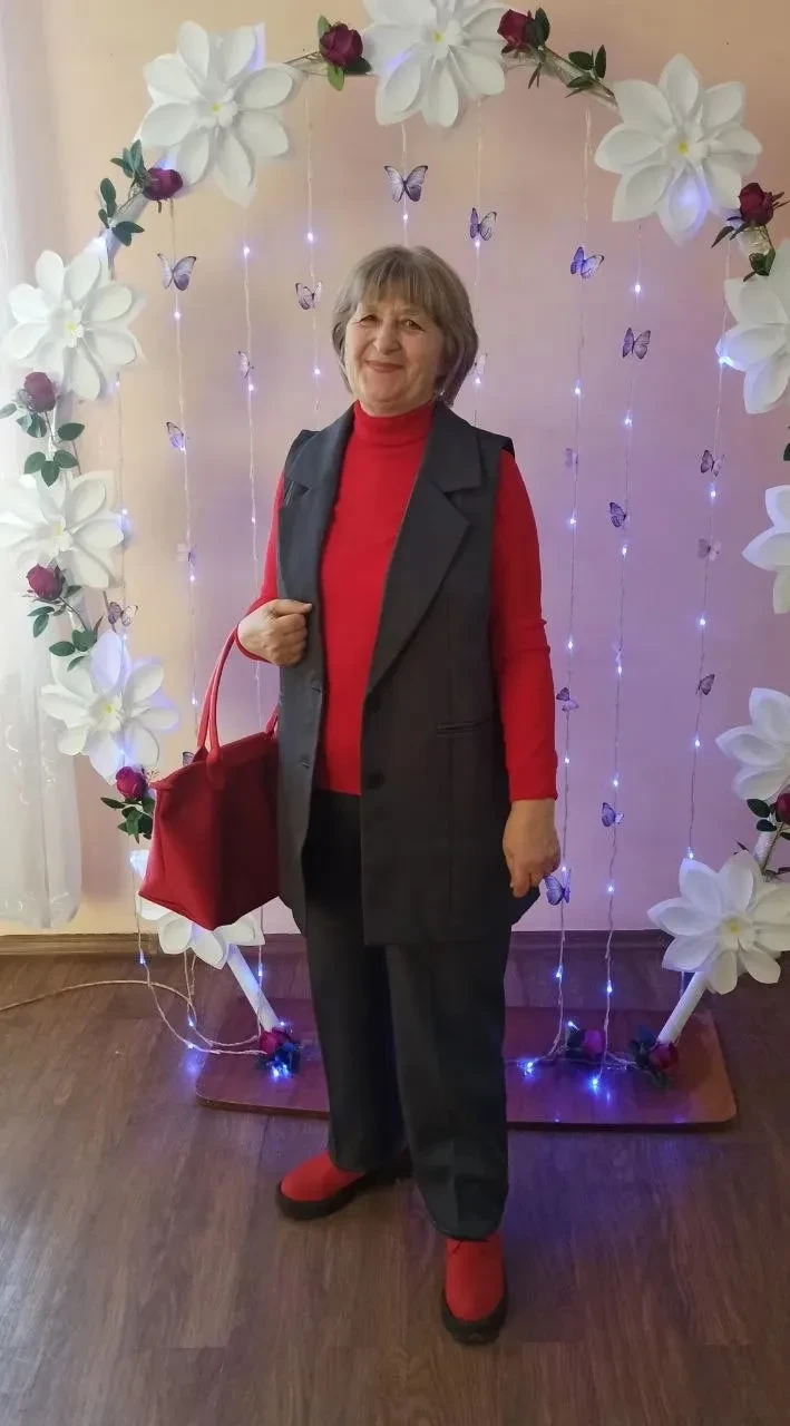 Волшебник чисел и формул.. В Станично-Луганском учебно-воспитательном комплексе «Возрождение» есть особенный человек, который превращает сложные формулы и числа в увлекательное путешествие по миру математики. Это наш учитель... Волшебник чисел и формул.. В Станично-Луганском учебно-воспитательном комплексе «Возрождение» есть особенный человек, который превращает сложные формулы и числа в увлекательное путешествие по миру математики. Это наш учитель...